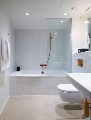 Dusche, Designer-Toilettenartikel, Haartrockner, Handtücher