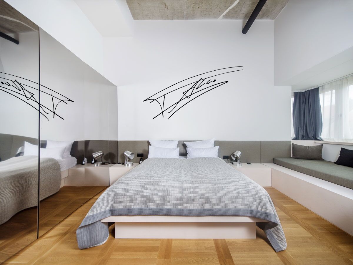 deluxe room, 1 king bed, accessible | 1 bedroom, premium bedding, in-room safe, individually decorated