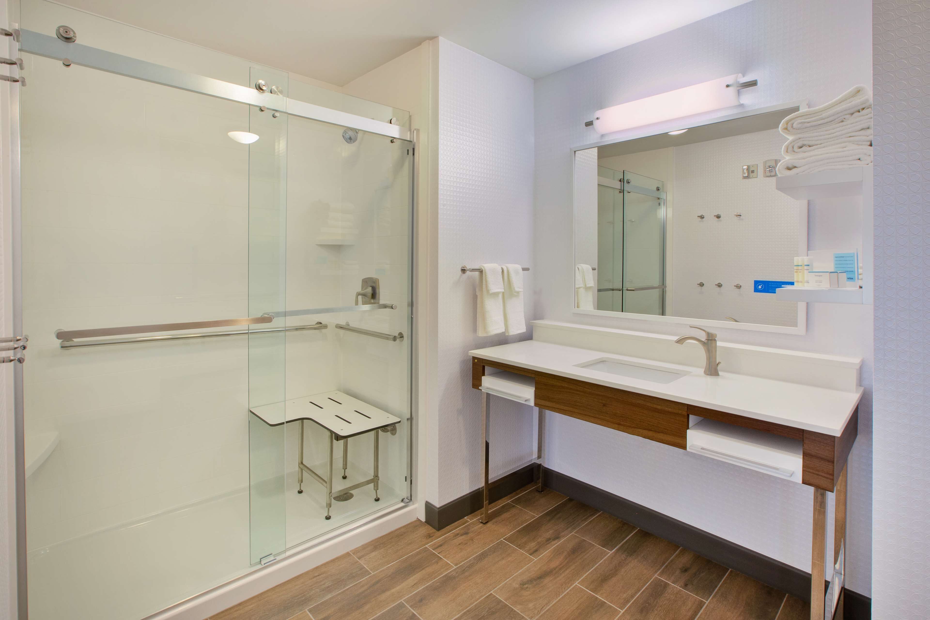 room, 1 king bed, accessible, bathtub (hearing) | bathroom | shower, free toiletries, hair dryer, bathrobes