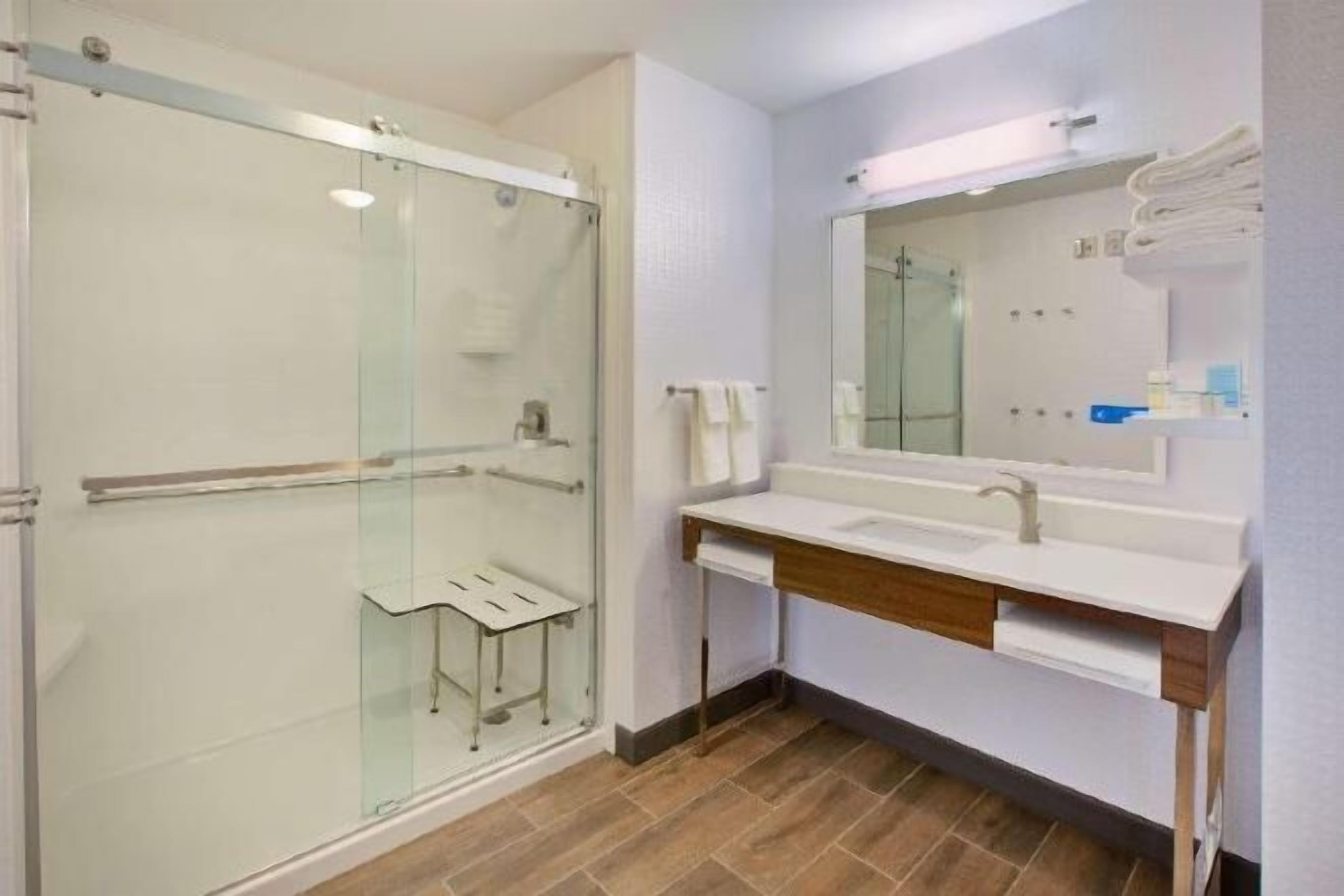 ห้องน้ำ | ฝักบัว, ของใช้ในห้องน้ำฟรี, ไดร์เป่าผม, เสื้อคลุมอาบน้ำ