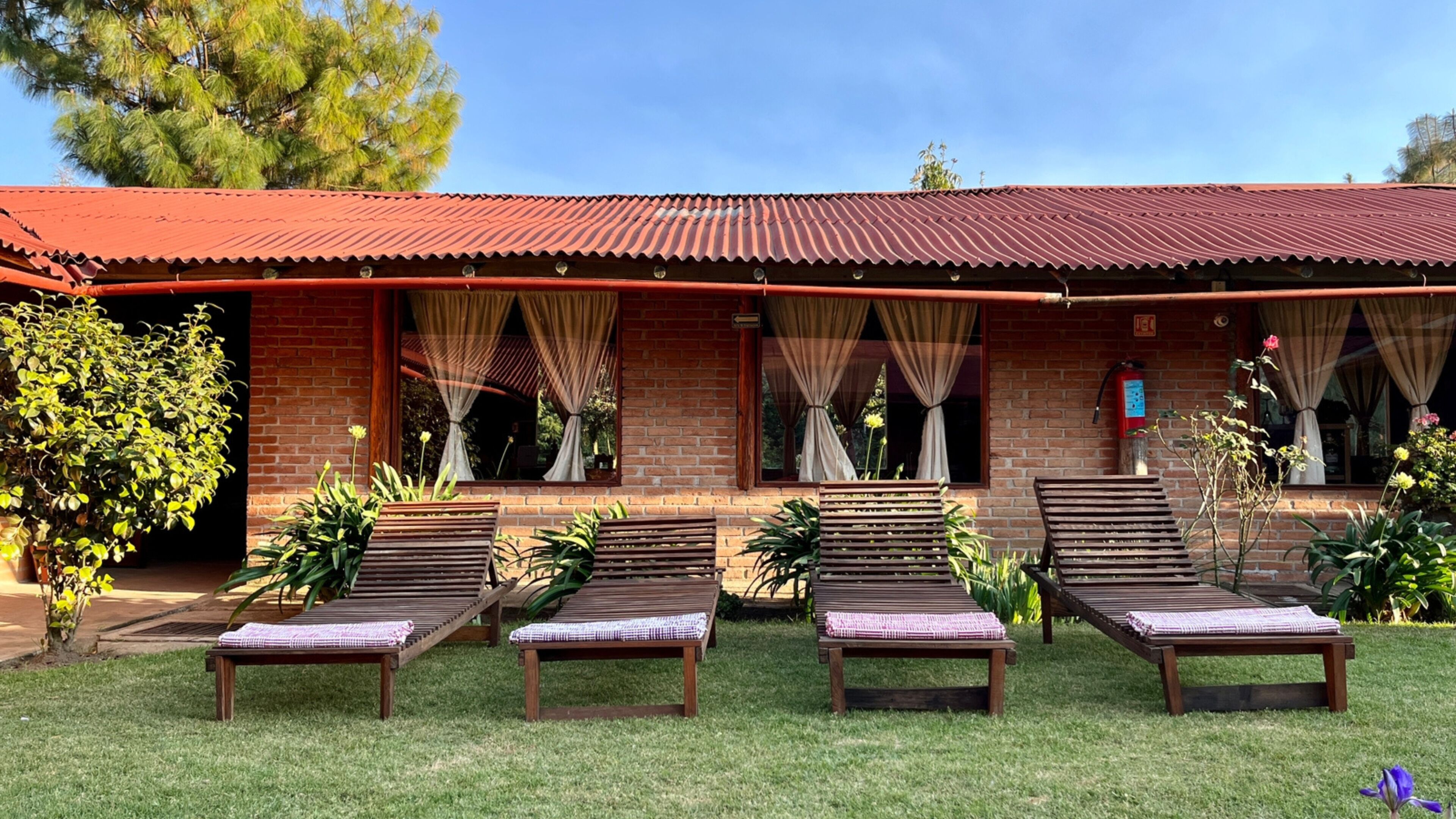 Habitación familiar, varias camas | Vista frontal de la propiedad