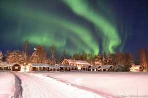 Vista frontal de la propiedad por la tarde o noche