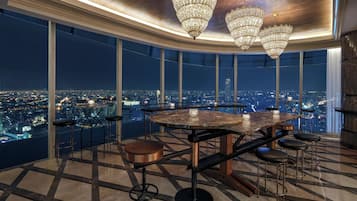 3 restaurants, breakfast, lunch, dinner served; Thai cuisine