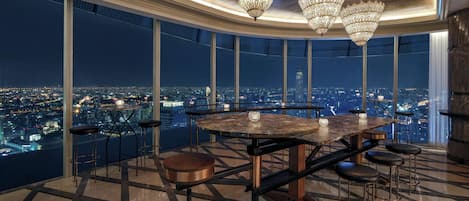 3 restaurants, breakfast, lunch, dinner served; Thai cuisine