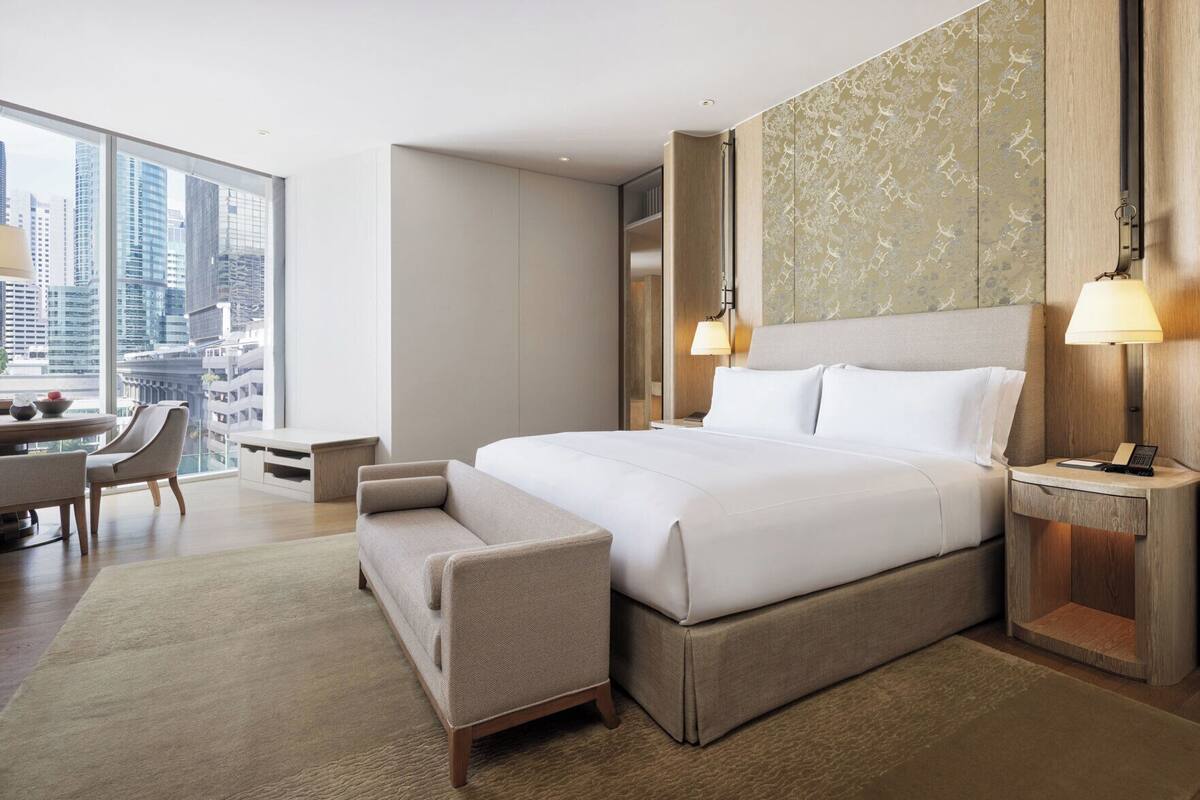 Luxe beddengoed, een minibar, een kluis op de kamer, een bureau