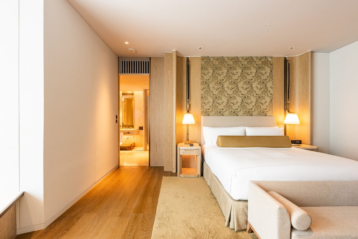 Room, 1 King Bed, Accessible | 1 bedroom, premium bedding, minibar, in-room safe