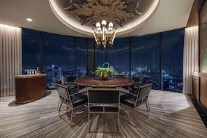 3 restaurantes, se sirve almuerzo