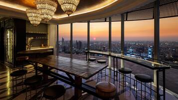 3 restaurants; breakfast, lunch, dinner and brunch served