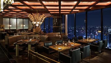 3 restaurants; breakfast, lunch, dinner and brunch served