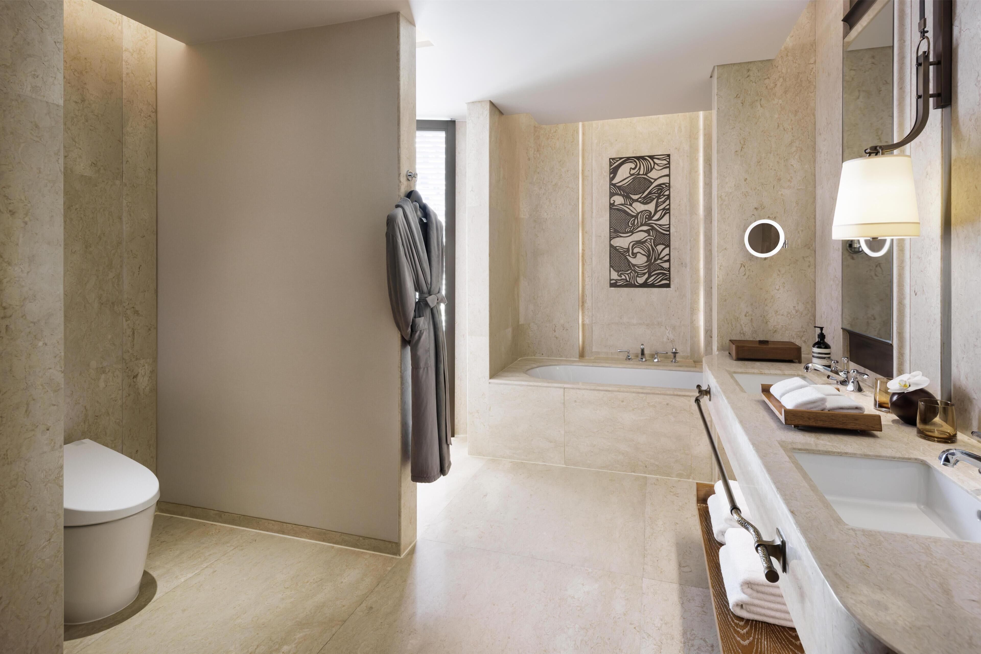 Un baño moderno con inodoro, bañera y tocador.