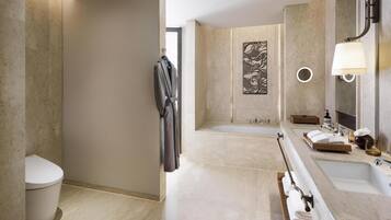 Un baño moderno con inodoro, bañera y tocador.