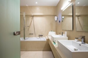 Superior Suite With Sea View | 욕실 | 무료 세면용품, 헤어드라이어, 목욕가운, 슬리퍼