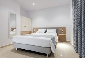 Minibar, caja de seguridad en la habitación y escritorio