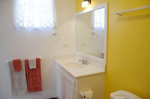 House, 3 Bedrooms | Bathroom | Shower, free toiletries, hair dryer, towels - ZenBreak - Maloney Drive (Inch Marlowe)