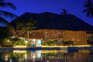 Fachada de la propiedad por la tarde o noche