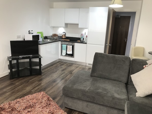 Deluxe Studio Suite, Multiple Beds, Marina View | 1 bedroom, premium bedding, blackout drapes, iron/ironing board