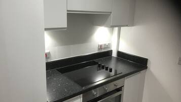 Deluxe Apartment, 1 Bedroom, Marina View | Private kitchen | Fridge, microwave, oven, stovetop