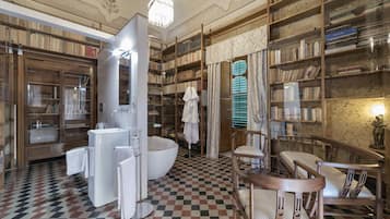 Phòng Suite, quang cảnh thành phố | Nệm có lớp đệm bông, minibar với thức uống miễn phí