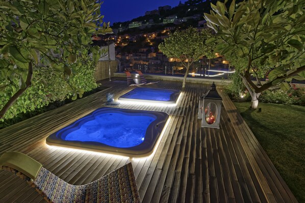 Outdoor spa tub