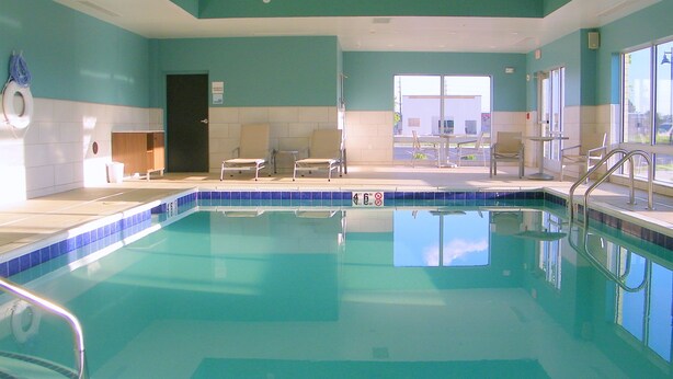 A swimming pool with a clear blue water, a lifeguard chair, and a sun lounger. - Holiday Inn Express & Suites Indianapolis NW - Zionsville by IHG (Whitestown)