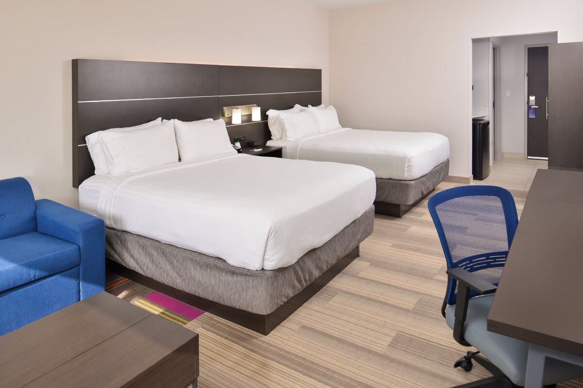 Suite, varias camas | Ropa de cama de alta calidad y caja de seguridad en la habitación 