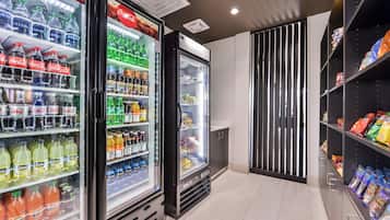Uma área refrigerada com diversas bebidas e petiscos.