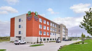 A Holiday Inn Express & Suites hotel with a modern design, featuring a flat roof and a mix of red and beige exterior walls. - Holiday Inn Express & Suites Kansas City - Lee's Summit by IHG (Lee's Summit)