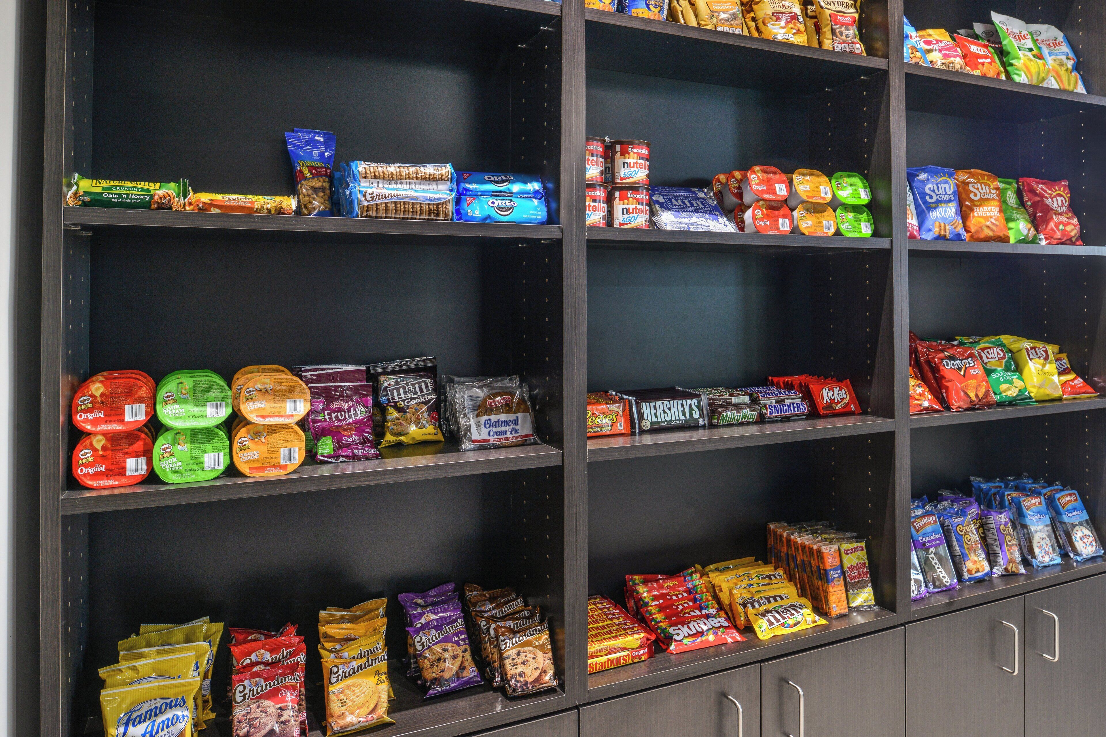 Una exhibición de bocadillos con diversos alimentos empacados.