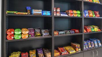 Una exhibición de bocadillos con diversos alimentos empacados.