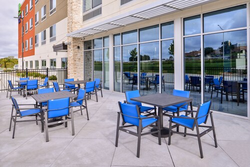 Holiday Inn Express & Suites Kansas City - Lee's Summit by IHG