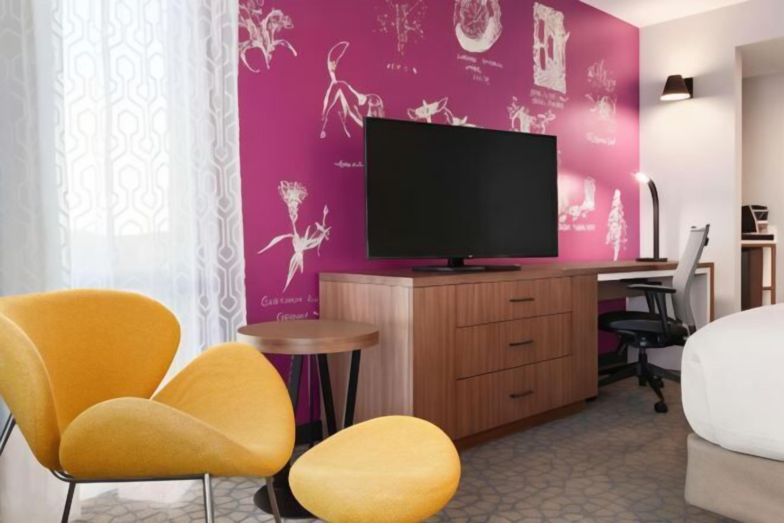 客房内保险箱、办公桌、笔记本电脑工作区、隔音