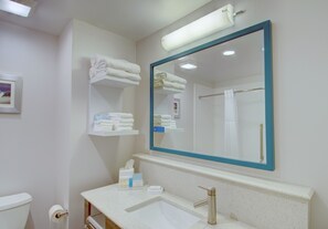 Kamar, 2 Tempat Tidur Queen, Bebas Asap Rokok, lemari es & microwave | Kamar mandi | Kombinasi shower/bathtub dan perlengkapan mandi gratis
