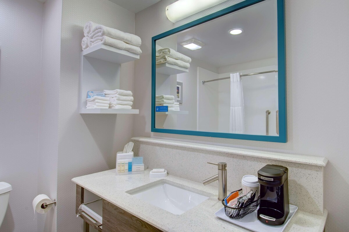 Bathroom | Combined shower/tub, free toiletries, hair dryer (on request), towels