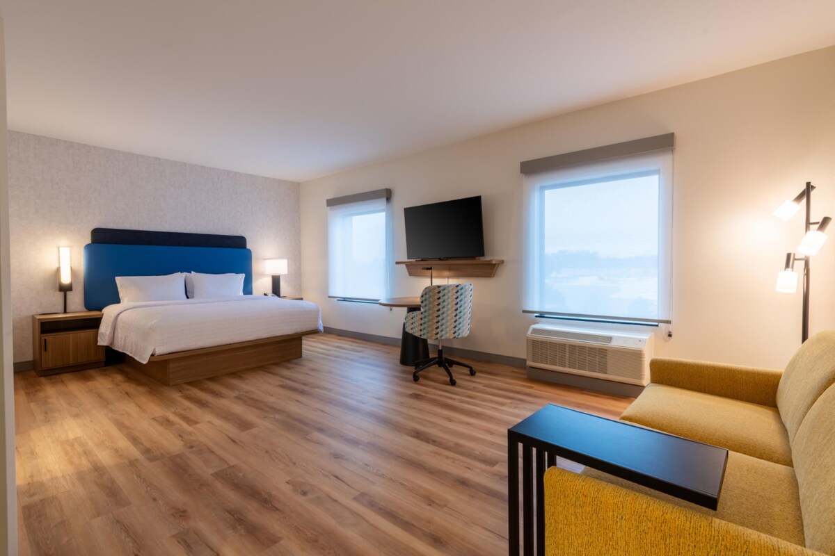 Studio, 1 King Bed, Non Smoking, Refrigerator & Microwave (Wet Bar)