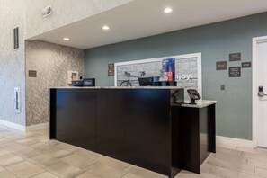 Reception - Hampton Inn & Suites Boston/Stoughton (Stoughton)