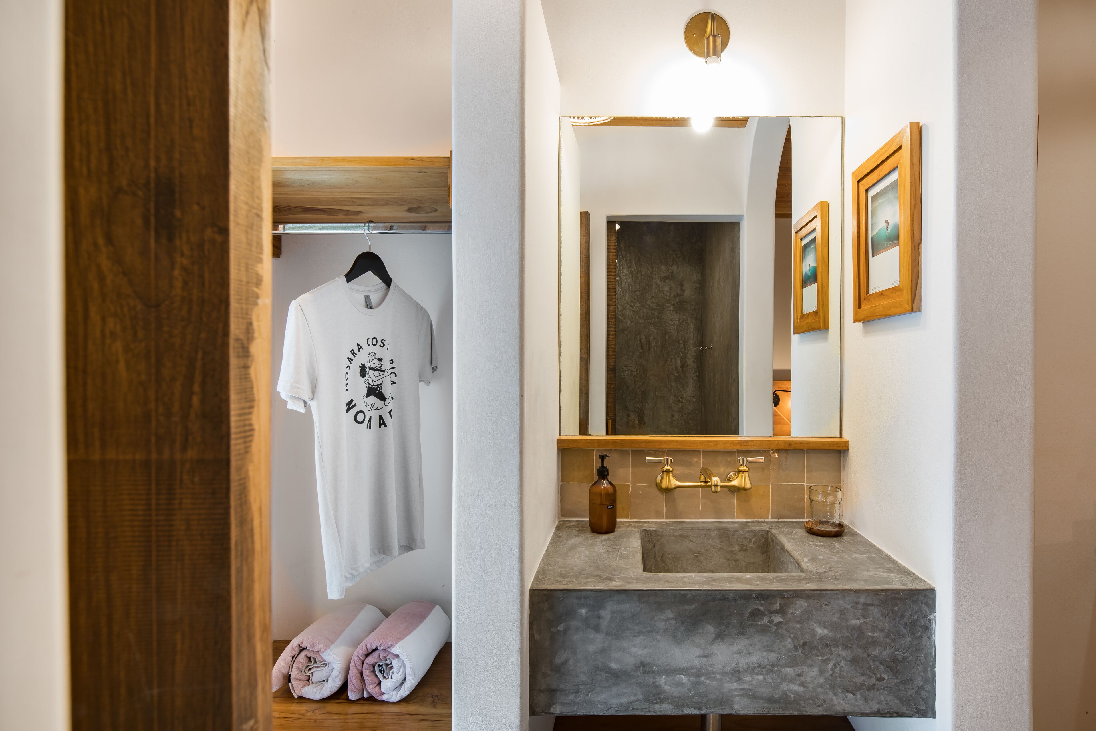 Un bany amb un mirall gran, un lavabo i una barra de tovalloles.
