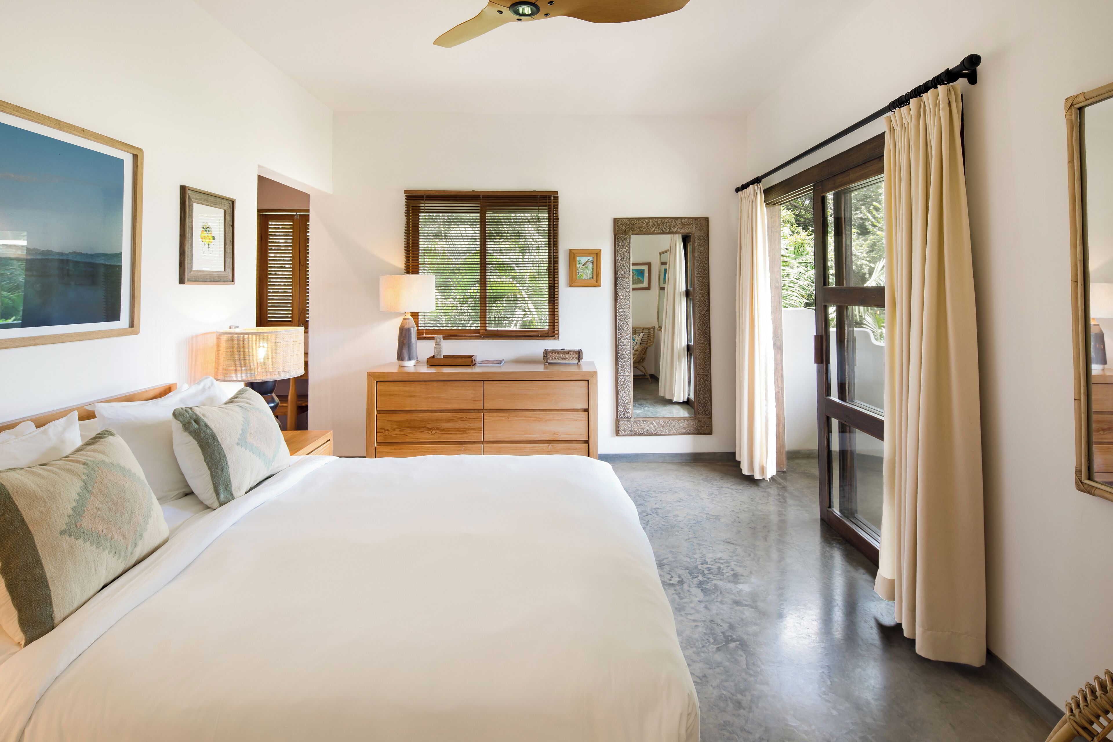 خزنة داخل الغرفة وبديكورات فريدة لكل غرفة وطراز فريد لكل وحدة