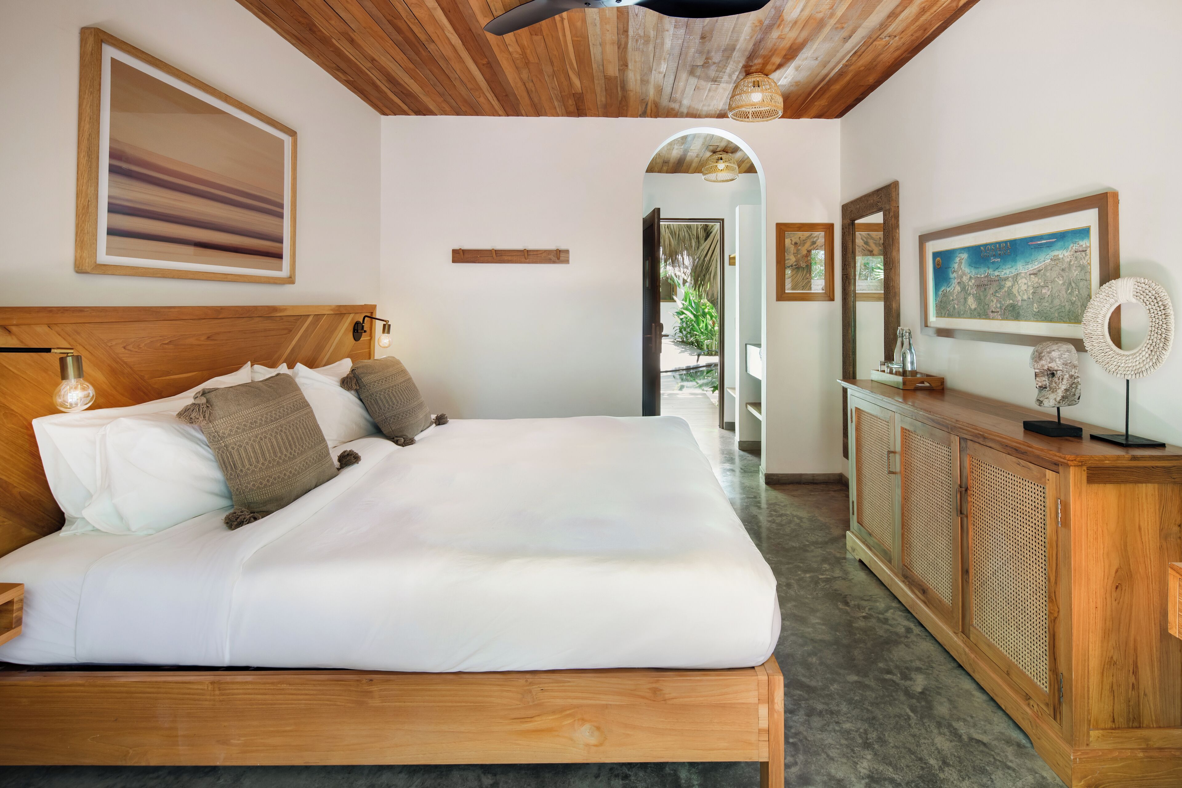 Basic Room, 1 King Bed | In-room safe, individually decorated, individually furnished