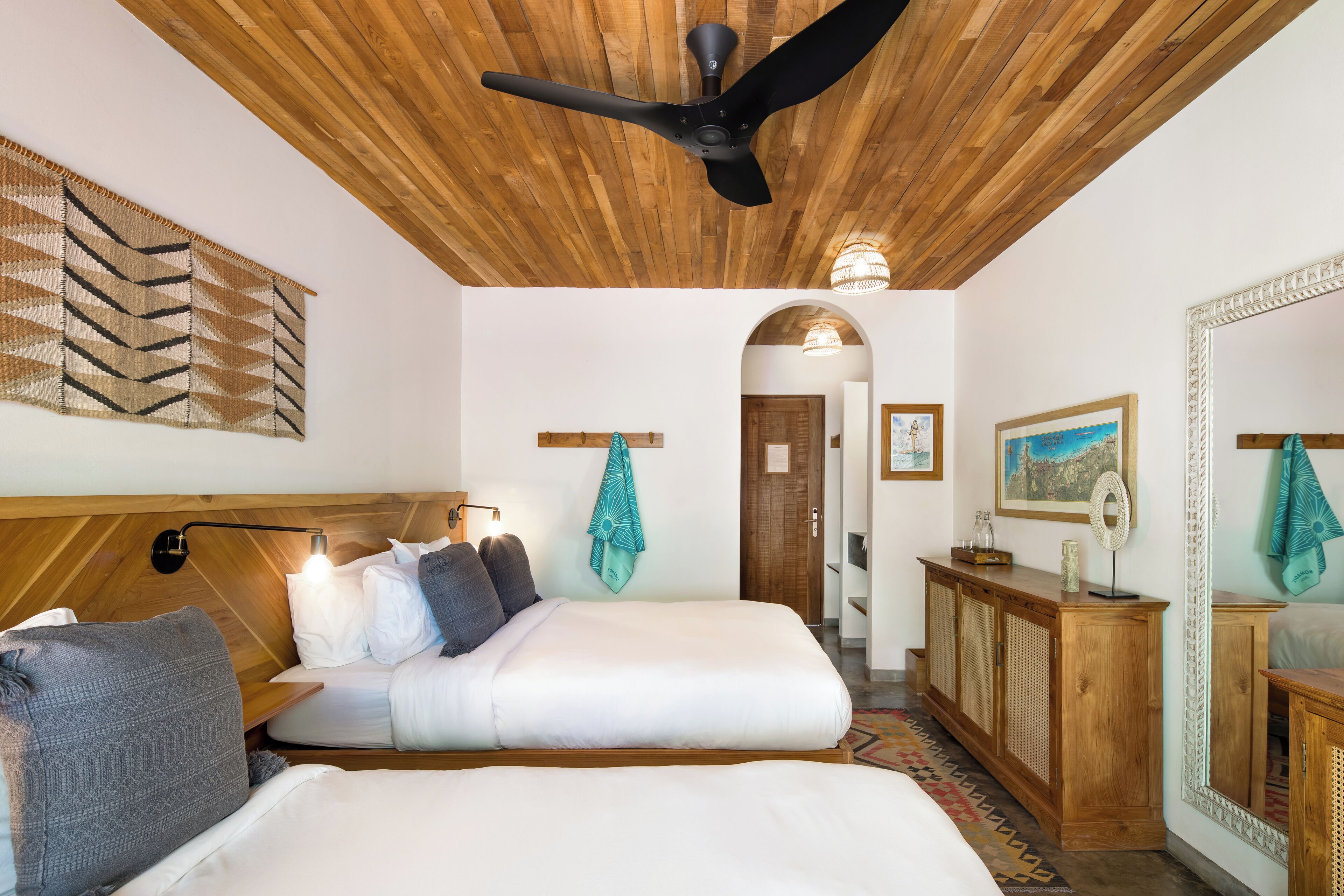 Eenvoudige kamer, 2 queensize bedden | Een kluis op de kamer, individueel gedecoreerd, individueel gemeubileerd