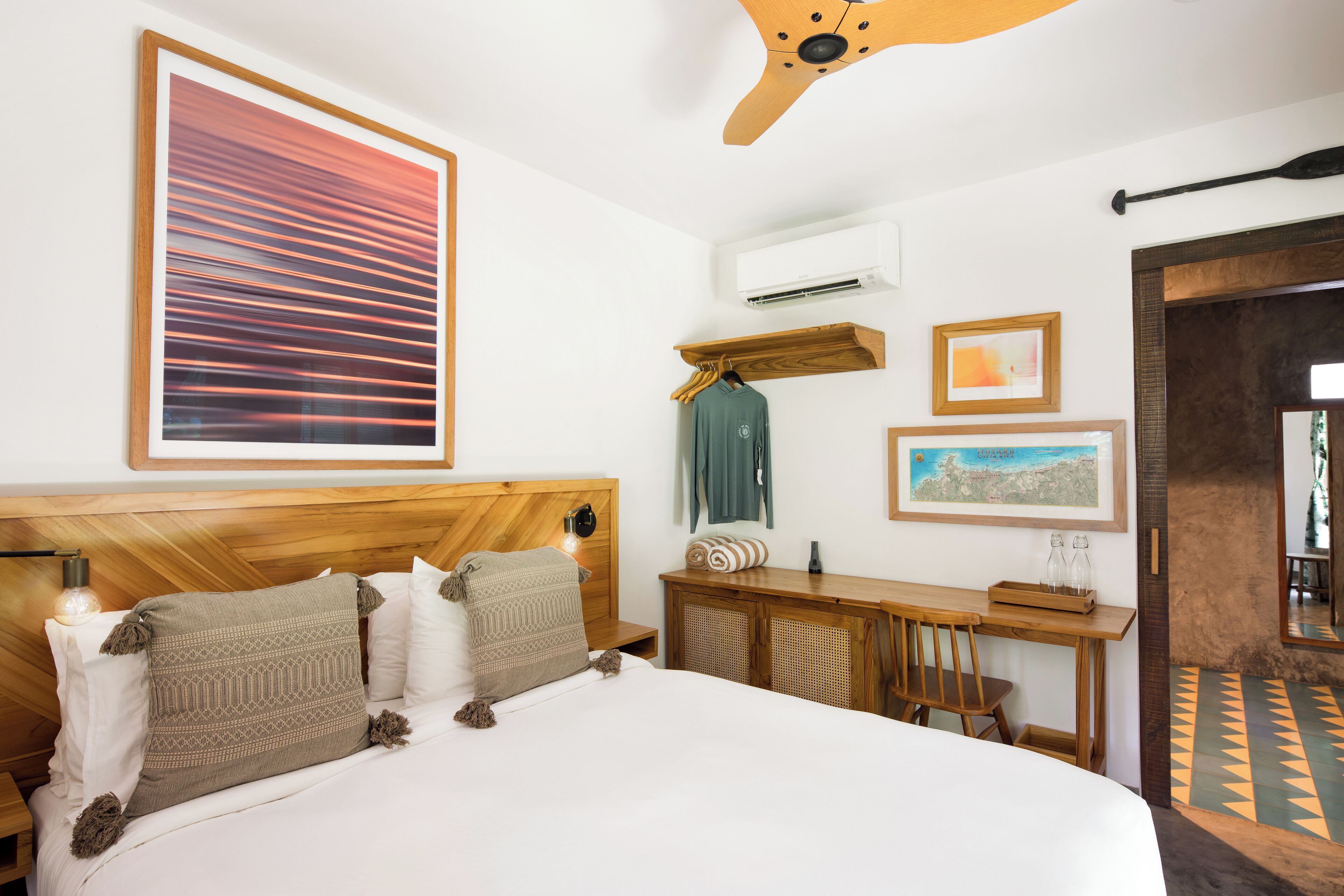 Eenvoudige kamer, 1 queensize bed | Een kluis op de kamer, individueel gedecoreerd, individueel gemeubileerd