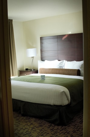 Suíte, 1 cama King, para não fumantes (Extended Stay) | Roupas de cama premium, cofres nos quartos, escrivaninha