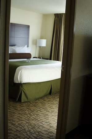 套房, 1 張特大雙人床, 非吸煙房 (Extended Stay) | 高級寢具、客房內保險箱、書桌、筆電工作空間