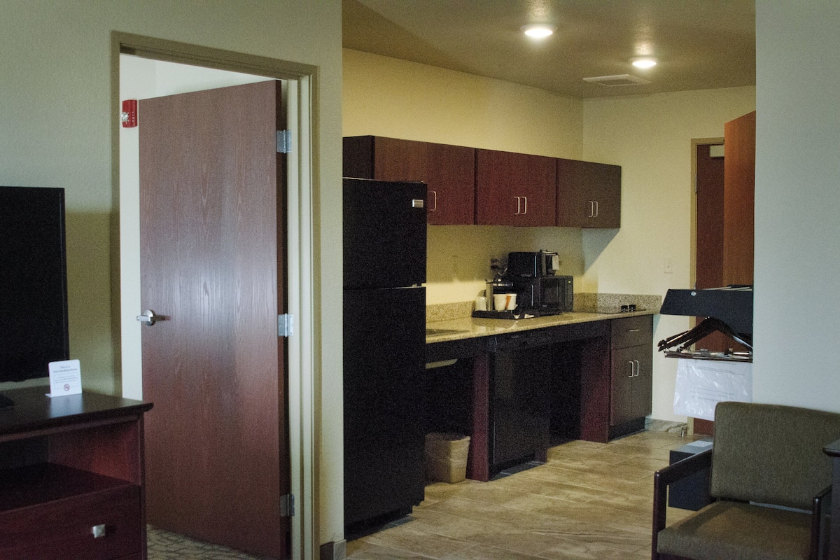 Premium bedding, in-room safe, desk, laptop workspace