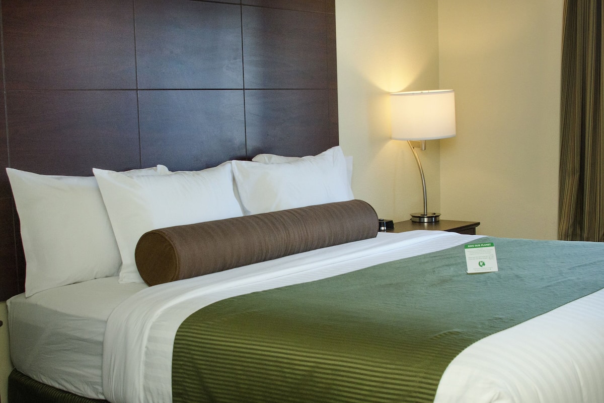 Premium bedding, in-room safe, desk, laptop workspace