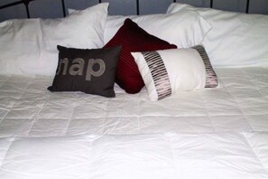 Romantische suite, 1 kingsize bed, privébadkamer, uitzicht op de binnenplaats | Een bureau, een strijkplank/strijkijzer, extra bedden (toeslag)