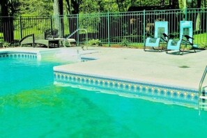 Seasonal outdoor pool, pool umbrellas, sun loungers - Oak Creek Lodge (Bannister)