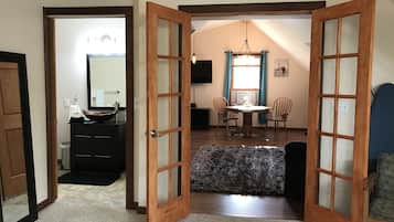 Romantic Loft, 1 King Bed, Jetted Tub, Courtyard View | Living area