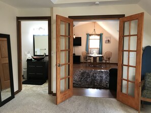 Romantic Loft, 1 King Bed, Jetted Tub, Courtyard View | Living area - Oak Creek Lodge (Bannister)