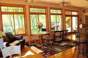 Free daily full breakfast - Oak Creek Lodge (Bannister)