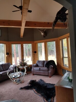 Presidentiële studio suite, 1 kingsize bed, open haard, uitzicht op rivier | Geluiddichte muren, een strijkplank/strijkijzer, beddengoed